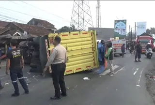truk pengangkut air mineral kecelakaan di jalur mudik hingga mengakibatkan dua orang tewas. (Antara)