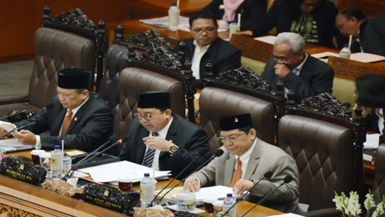 Setelah mendapat persetujuan dari seluruh anggota dewan yang hadir dalam rapat Paripurna, Fadli Zon selaku pimpinan rapat mengetok palu sidang sebagai tanda pengesahan persetujuan dewan.