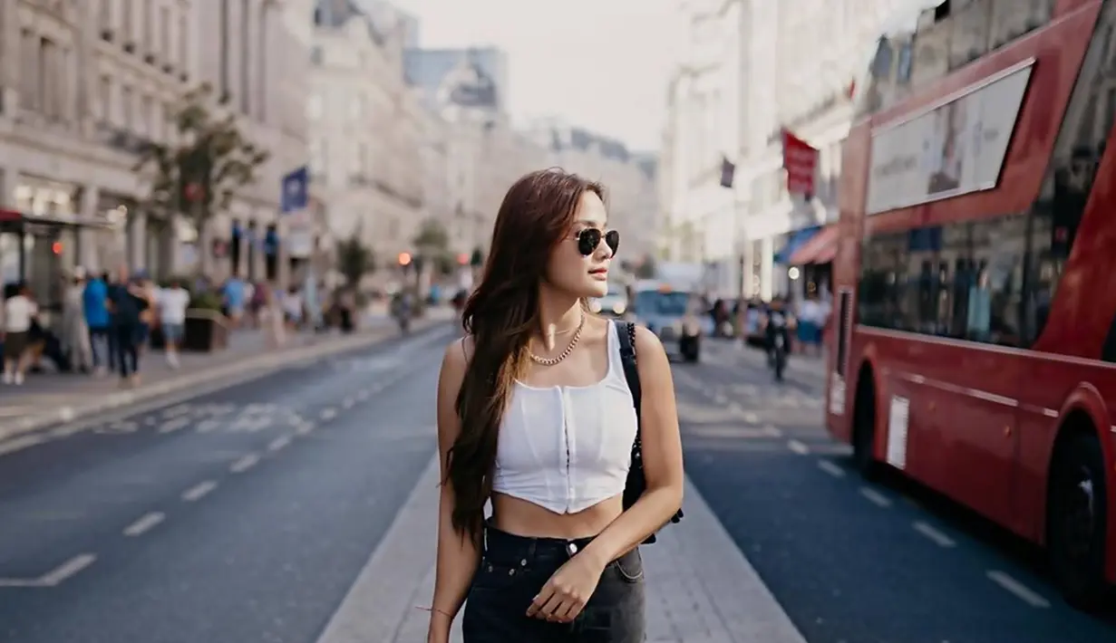 Dalam liburannya ke London, wanita yang kerap disapa Ica ini membagikan potretnya yang tampil stylish di berbagai sudut kota yang ikonik. Ia pun tampil keren dengan busana kasual, yaitu atasan putih dan celana denim. Mengunggah potretnya saat di London, mendapat banyak tanggapan serta ucapan selamat ulang tahun dari para penggemarnya. (Liputan6.com/IG/@andiannsyah)