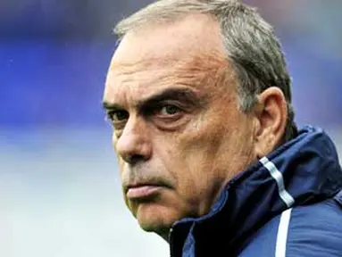 Ekspresi manajer West Ham United Avram Grant sebelum laga lanjutan EPL lawan Wigan Athletic di DW Stadium, 15 Mei 2011. Kalah 2-3, West Ham terdegradasi. Grant pun dipecat. AFP PHOTO / GLYN KIRK