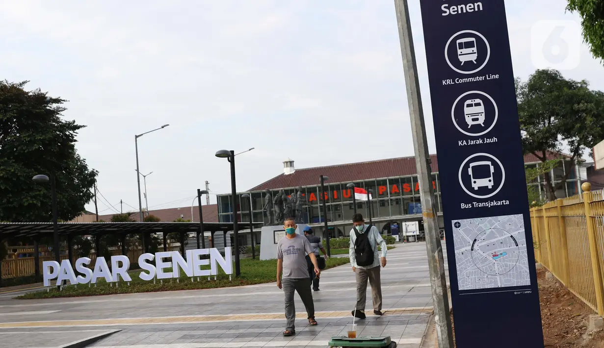 Warga berjalan memasuki area pedestrian di kawasan Stasiun Pasar Senen, Jakarta, Kamis (18/6/2020). Renovasi ini bagian dari penataan area integrasi antarmoda untuk memfasilitasi masyarakat, dari dan menuju stasiun serta yang ingin melanjutkan naik bus. (Liputan6.com/Helmi Fithriansyah)