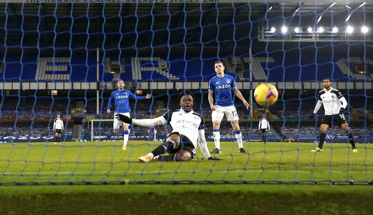 Pemain Fulham Josh Maja (tengah) mencetak gol ke gawang Everton pada pertandingan Liga Inggris di Goodison Park, Liverpool, Inggris, Minggu (14/2/2021). Everton kalah 0-2 dari Fulham. (Jason Cairnduff/Pool via AP)