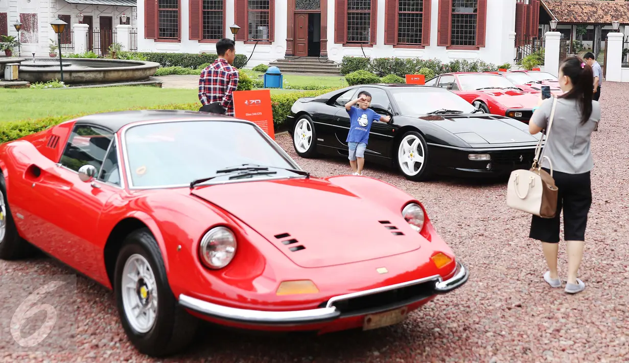 Pengunjung melihat mobil Ferrari klasik yang dipamerkan di Gedung Arsip Nasional, Jakarta, Selasa (14/3). Merayakan ulang tahun ke-70 keberadaan Ferrari di dunia otomotif, Ferrari Jakarta memboyong 10 supercar klasik pilihan. (Liputan6.com/Angga Yuniar)