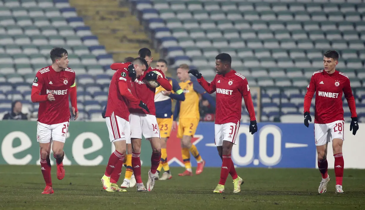 Pemain CSKA-Sofia Hamza Catakovic berselebrasi dengan rekannya usai mencetak gol ke gawang AS Roma selama pertandingan grup C Liga Europa di Nasional Vassil Levski, Bulgaria, Jumat (10/12/2021). Giallorossi menjuarai Grup C setelah meraih kemenangan atas CSKA 3-2. (AP Photo/Dessislava Komarova)