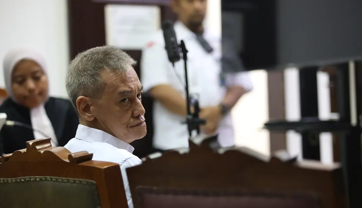 Musisi sekaligus penyanyi, Fariz Roestam Moenaf alias Fariz RM saat mengikuti sidang pembacaan tuntutan oleh Jaksa Penuntut Umum (JPU) di Pengadilan Negeri Jakarta Selatan pada Senin (4/8/2025). (KapanLagi.com/Budy Santoso)
