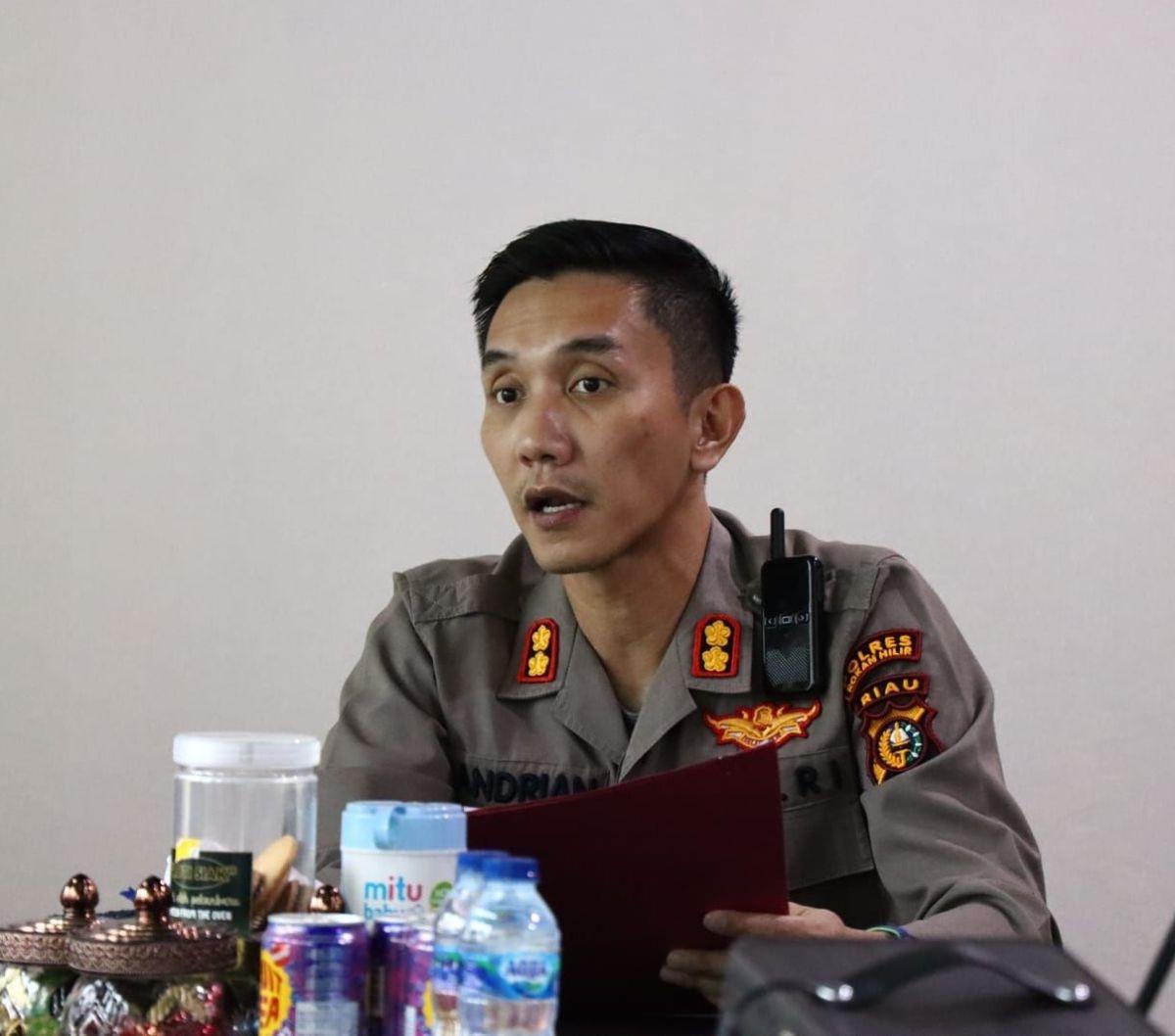 Kapolsek Sinaboi AKP Juliandi yang diutus Andrian langsung bergerak cepat. Juliandi dan anak buahnya melakukan langkah antisipasi penolakan pendirian TPS Teluk Dalam, Mekar Sari, dan Senepis.