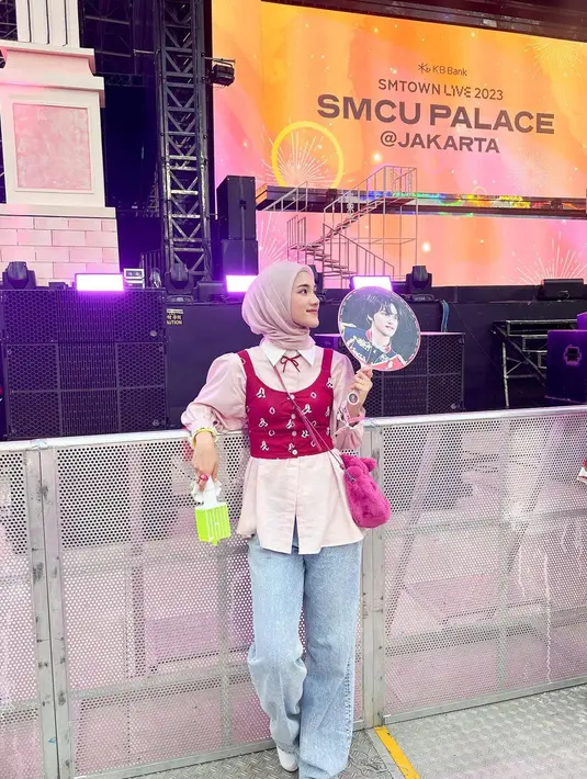 Inspirasi tampil stylish dengan wastra untuk konser. Bisa tiru gaya selebgram Rania Sukandari satu ini. Ia tampil manis mengenakan blus warna baby pink yang dilapisi atasan motif jumputan. Sementara untuk bawahan, Rania memilih loose denim yang nyaman. [@raniaskdr_]