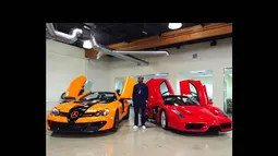 Petinju dunia, Flyod Mayweather berpose di antara dua mobil mewah miliknya. (instagram.com/floydmayweather)