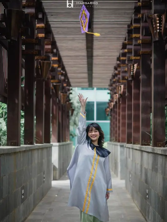 Potret Mima Shafa saat wisuda kelulusan SMA. (Instagram/@mimashafa)