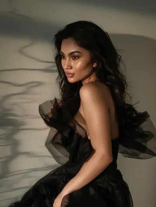 Penampilan magis penuh pesona Ariel Tatum mengenakan dress hitam tanpa tali. [Foto: Instagram/arieltatum]