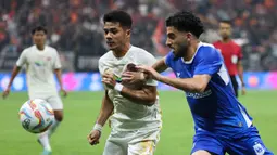 Pemain Persija Jakarta, Aji Kusuma (kiri) berebut bola dengan pemain PSIS Semarang, Reza Heidari pada laga turnamen mini RCTI Premium Sports di Jakarta International Stadium (JIS), Jakarta, Kamis (30/5/2024). (Bola.com/Abdul Aziz)