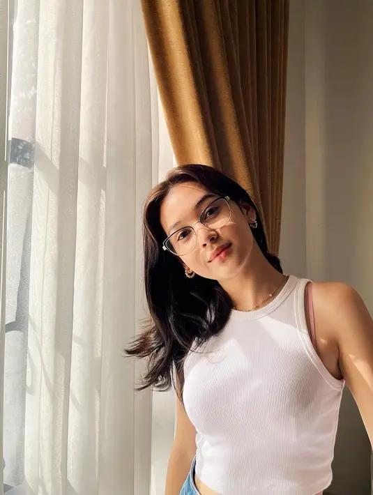 Pemeran Dari Jendela SMP itu selalu berani mengeksplorasi gaya fashion yang tak jarang terlihat lebih dewasa. [Foto: IG/sandrinna_11].