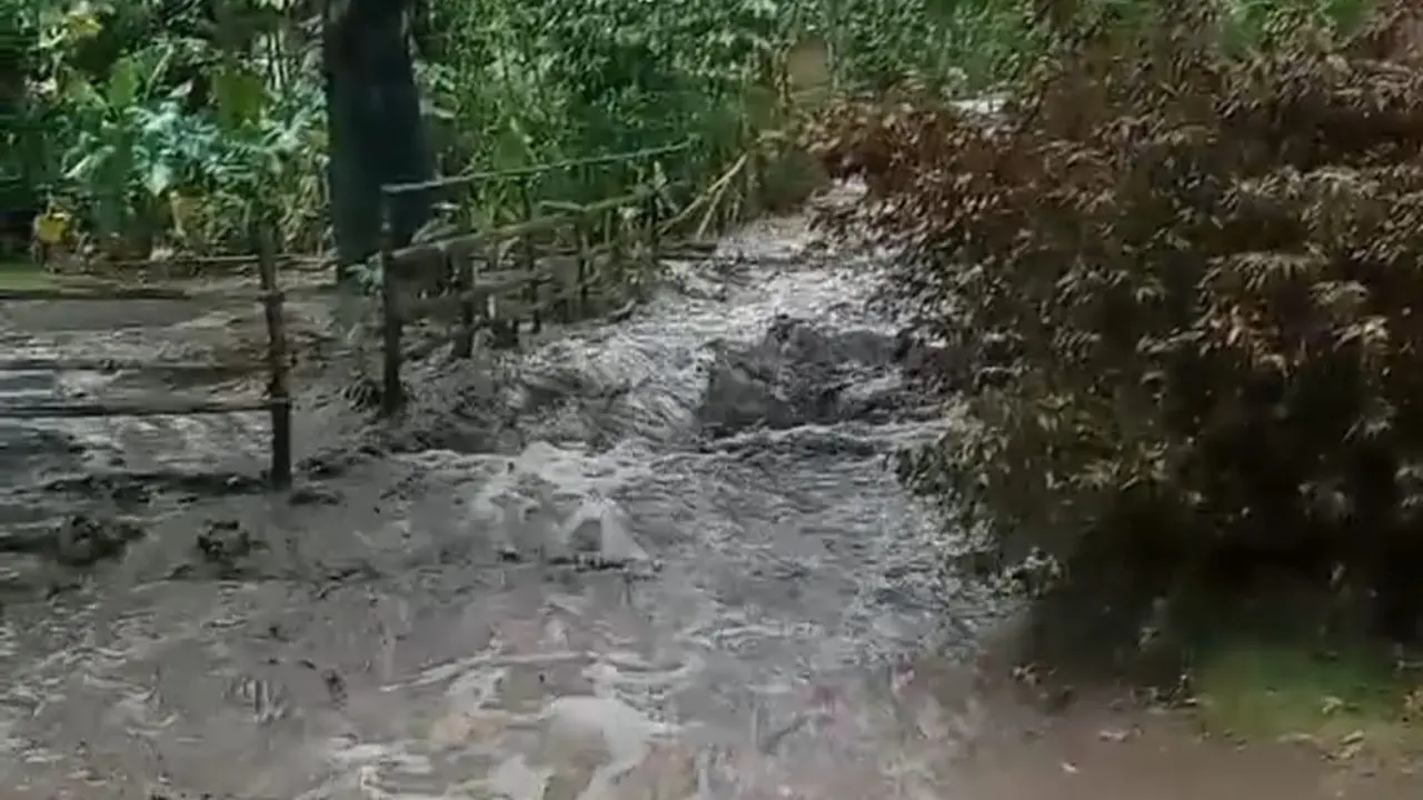 Banjir lahar dingin di Desa Klatanlo, Kecamatan Wulanggitang, Flores Timur, Jumat, 18 Oktober 2024. (Istimewa)