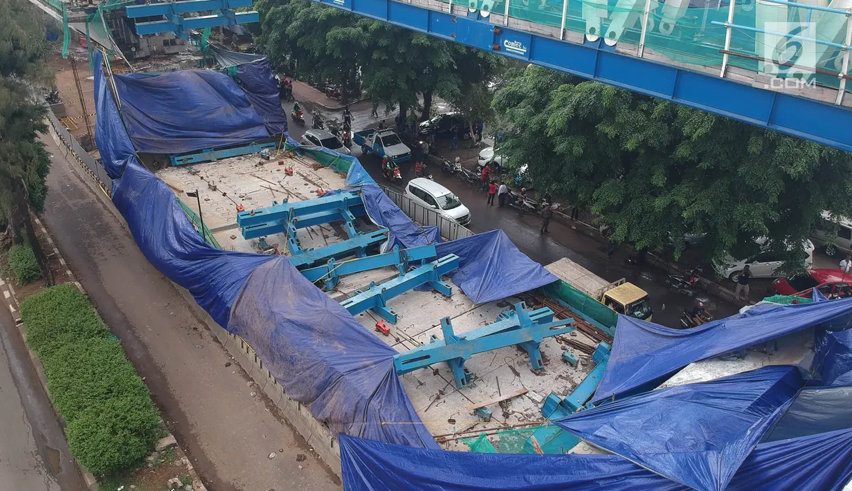 Foto udara memperlihatkan kondisi konstruksi tiang beton Light Rail Transit (LRT) yang roboh di Kayu Putih, Jakarta Timur, Senin (22/1). Peristiwa itu tidak memengaruhi kondisi lalu lintas di sepanjang jalan Kayu Putih Raya. (Liputan6.com/Arya Manggala)