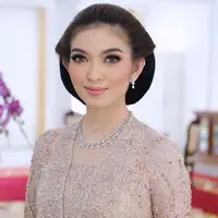 Penampilan Selvi Ananda di acara pernikahan Kaesang-Erinina bikin salah fokus.