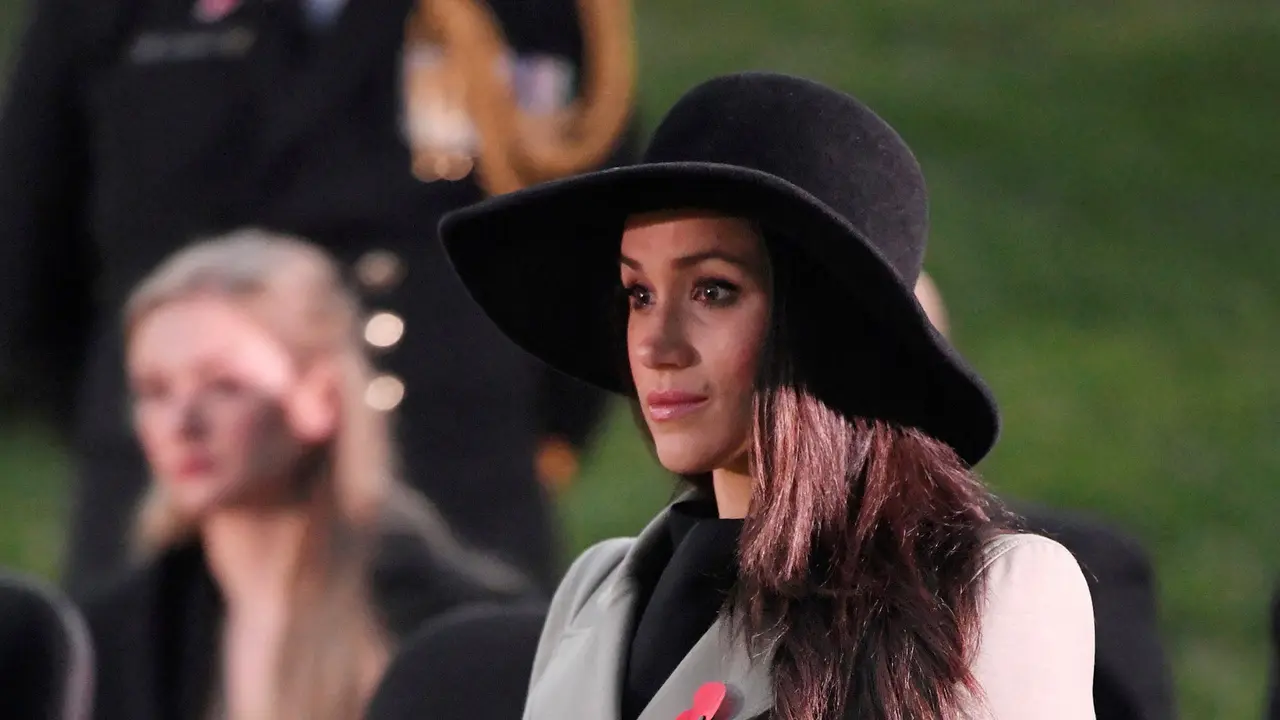 Meghan Markle Tampil Cantik Dengan Topi Hitam di Anzac Day