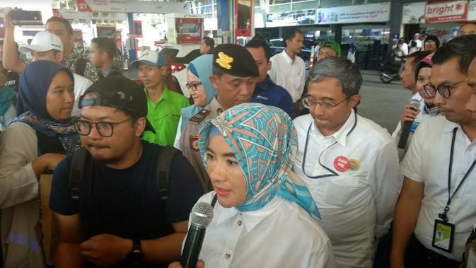 Direktur Utama PT Pertamina (Persero) Tbk Nicke Widyawati melakukan kunjungan ke dua Stasiun Pengisian Bahan Bakar Umum (SPBU) Pertamina pada Senin (3/9/2018)