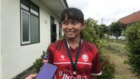 Persepakbola putri, Indira Fatima mencuri perhatian pada kompetisi Hydroplus Soccer League U-15 seri Bandung. (Bola.com/M. Faqih)