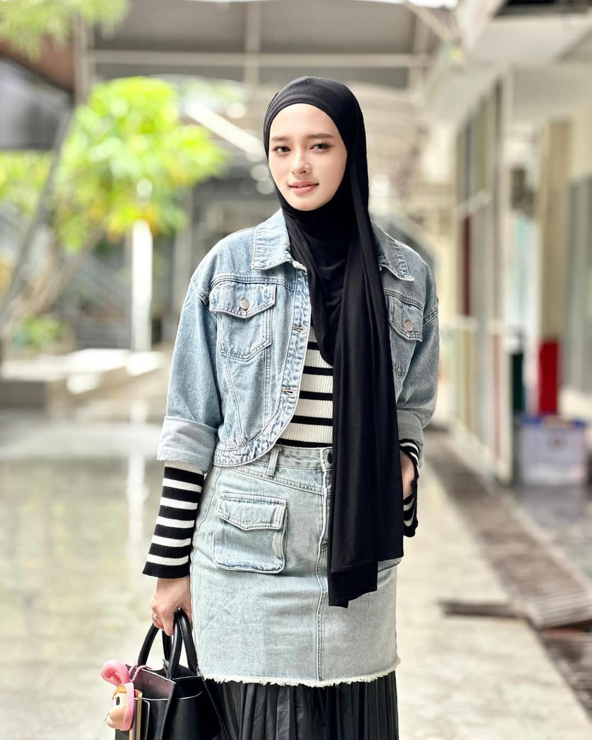 Potret Cantik Inara Rusli Tampil Stylish Padukan Busana Denim