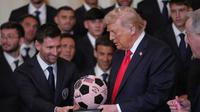 Lionel Messi bersama skuad Inter Miami bertemu dengan Presiden Amerika Serikat, Donald Trump, di Gedung Putih, Washington, D.C., Kamis (5/3/2026) waktu setempat. Pertemuan itu sebagai penghormatan kepada Inter Miami karena sukses menjuarai MLS Cup 2025. (AP Photo/Julia Demaree Nikhinson)