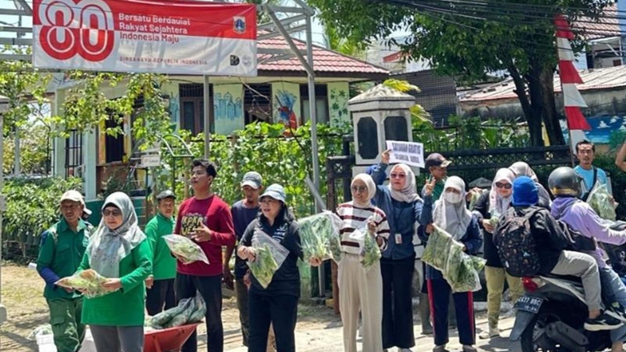 Fakta Unik: 110 Kantong Sayuran Hasil Pertanian Perkotaan Jakarta Barat Dibagikan ke Warga