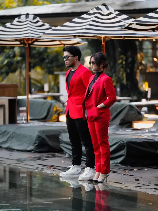 Fuji dan Thariq Halilintar serasi mengenakan jas couple warna merah (Foto: Instagram/@thariqhalilintar)