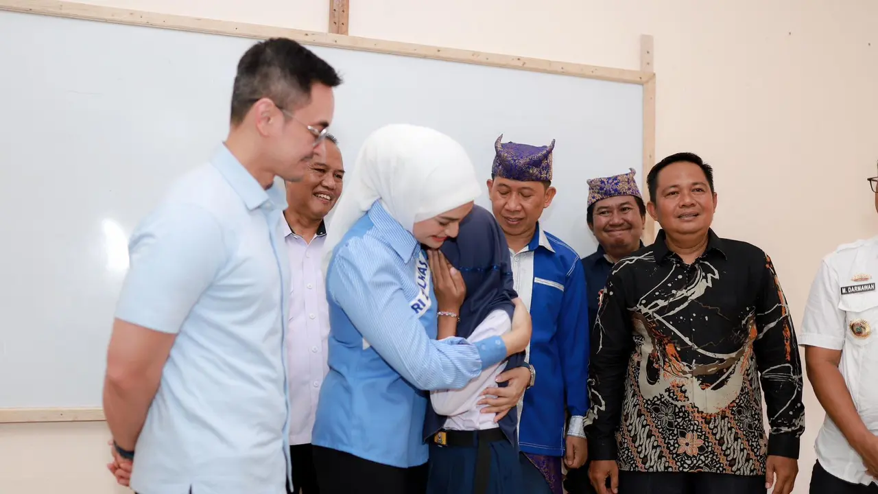 Ketua Fraksi PAN DPR RI, Putri Zulkifli Hasan, meresmikan langsung tiga ruang kelas di SMP Muhammadiyah 1 Rajabasa, Kabupaten Lampung Selatan yang selesai direnovasi (Istimewa)