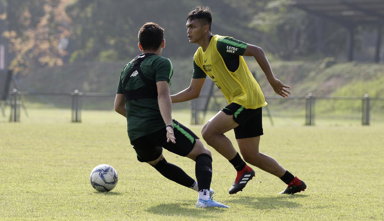 Pemain Timnas Indonesia U-23, Rachmat Irianto, menggiring bola saat latihan di Lapangan G, Senayan, Rabu (6/11). Jelang SEA Games 2019, Timnas Indonesia U-23 terus pertajam transisi pemain. (Bola.com/Yoppy Renato)