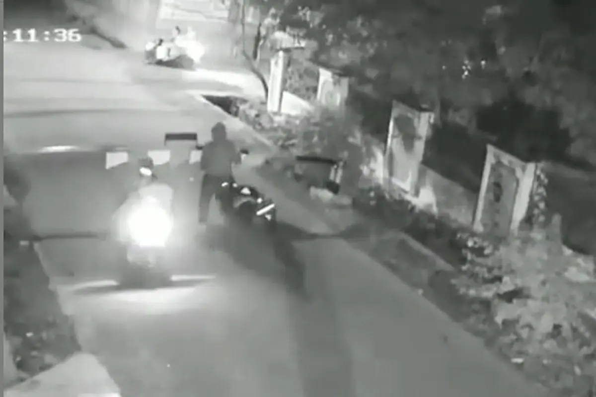 Seperti dilansir akun Instagram @fakta.jakarta, terlihat tiga orang pria mencoba melewati portal jalan. Satu motor yang digunakan merupakan hasil curian.