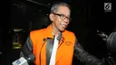 Kepala KPP Pratama Ambon La Masikamba usai menjani pemeriksaan 1 x 24 jam pasca terjaring OTT di gedung KPK, Jakarta, Kamis (4/10). La Masikamba resmi ditetapkan sebagai tersangka dan ditahan KPK. (Merdeka.com/Dwi Narwoko)