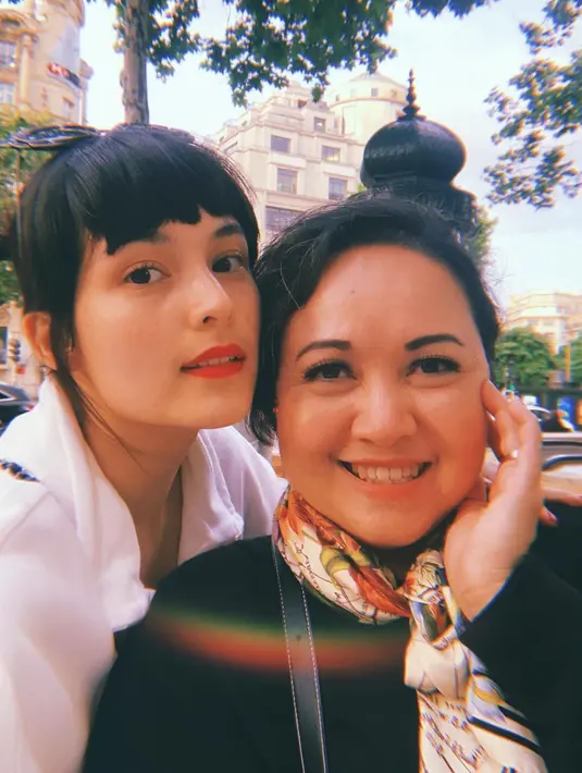 Chelsea Islan juga sempat membagikan foto bersama sang ibunda. Di sini Chelsea tampak ayu dengan wajah bulenya, memamerkan gaya rambut hitam berponi, ia justru bak anak perempuan remaja. Foto: Instagram.