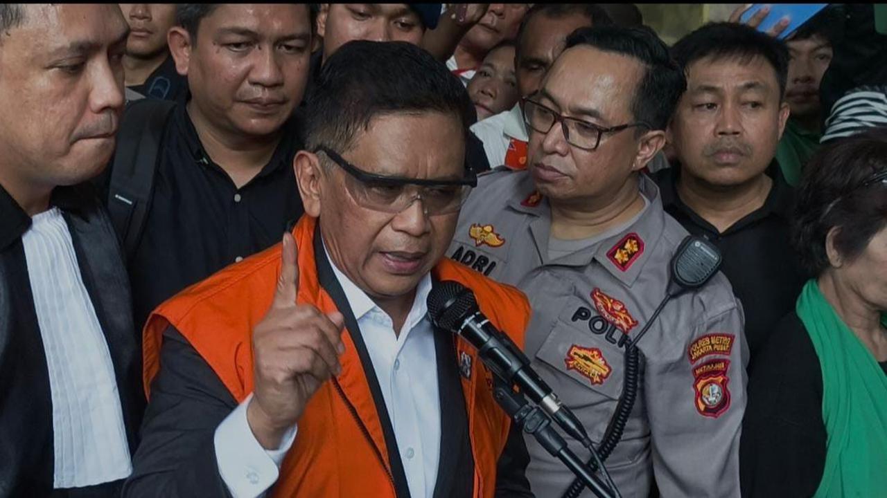 Tertegun Sambil Genggam Tangan, Ekspresi Tenang Istri Hasto Kristiyanto saat Suami Divonis Hakim