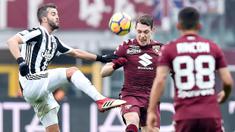 Pemain Torino, Andrea Belotti (tengah) berebut bola dengan pemain Juventus, Miralem Pjanic (kiri) pada laga Serie A di Turin Olympic Stadium, Torino, (18/2/2018). Juventus menang 1-0. (Alessandro Di Marco/ANSA via AP)