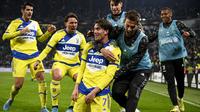 Penyerang Juventus, Dusan Vlahovic berselebrasi dengan rekan-rekannya usai mencetak gol ke gawang Sassuolo dalam pertandingan perempat final Coppa Italia di Stadion Allianz, Turin, Jumat (11/2/2022). Juventus menang tipis atas Sassuolo 2-1. (Fabio Ferrari/LaPresse via AP)