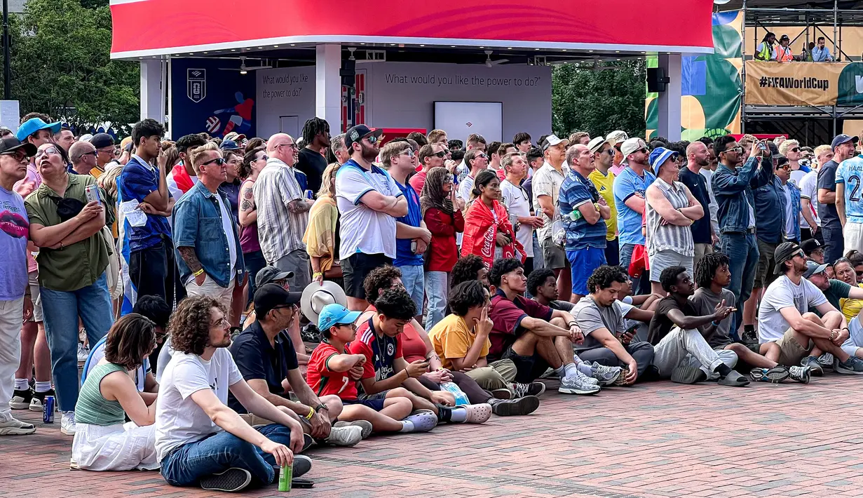 Ribuan penggemar sepak bola mengikuti jalannya pertandingan Inggris kontra Kroasia melalui layar raksasa di FIFA Fan Festival Boston, AS, Rabu (17/6/2026). (KLY Sports/Hery Kurniawan/Adv/Powerade)