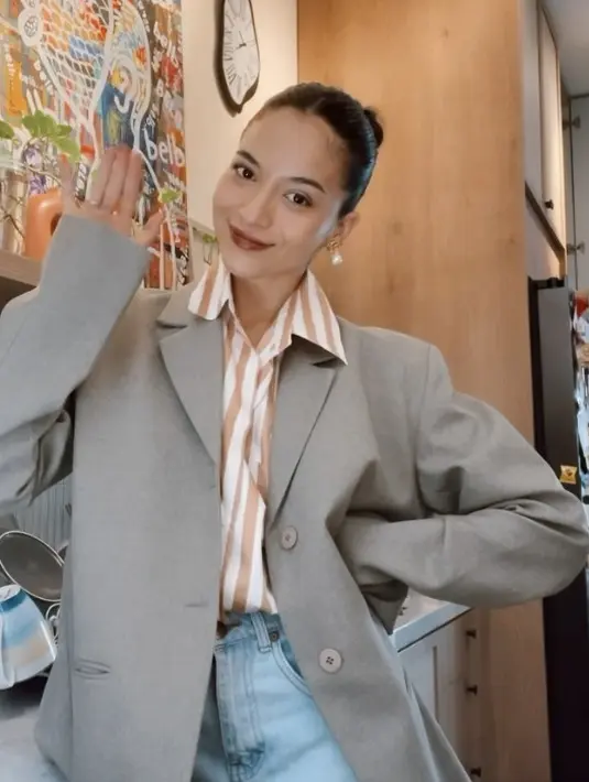 <p>Putri Marino mengangkat gaya kasual jadi makin istimewa dengan blazer. [Foto: Instagram/ Putri Marino]</p>
