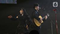 Penampilan keluarga Isyana Sarasvati di atas panggung menjadi salah satu kejutan dalam konser tunggalnya yang bertajuk ‘Lost in Harmony: A Decade Live Concert’. (Liputan6.com/Herman Zakharia)