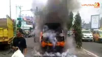 [VIDEO] Angkot Penuh Penumpang Terbakar, 5 Orang Luka Parah