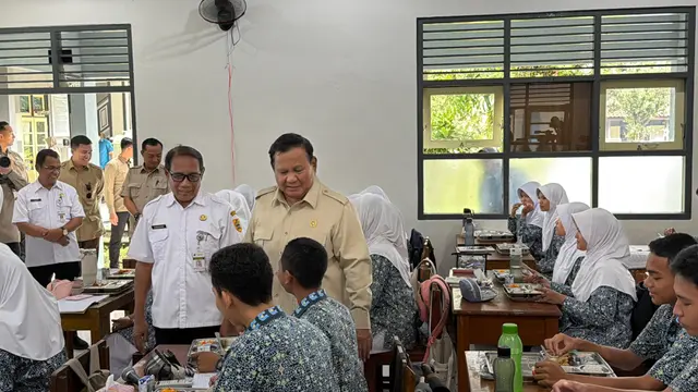 Presiden Prabowo Subianto tinjau hasil revitalisasi sekolah di SMAN 1 Cilacap di Desa Conan, Jawa Tengah, Rabu (29/4/2026).