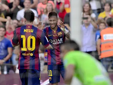 Pemain depan Barcelona, Neymar da Silva (kanan), merayakan golnya ke gawang Granada di Stadion Camp Nou, (27/9/2014). (AFP PHOTO/Josep Lago)