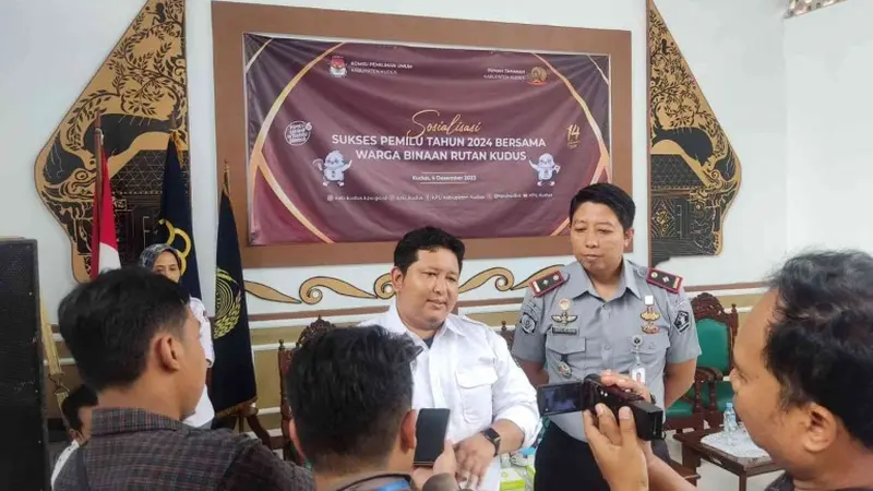 Komisioner KPU Kudus, Ahmad Cholil berharap para caleg DPRD Kudus terpilih segera menyerahkan surat tanda terima LHKPN. (Liputan6.com/Arief Pramono)