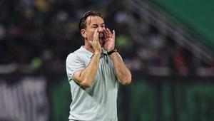 Pelatih PSIM Yogyakarta,&nbsp;Jean-Paul van Gastel sedang memberikan arahan kepada anak asuhnya saat bertanding melawan PSIM Yogyakarta&nbsp;pada BRI Super League 2025/2026 di Stadion Gelora Bung Tomo, Surabaya,&nbsp;Jumat (8/8/2025). (Bola.com/Abdul Aziz)&nbsp;