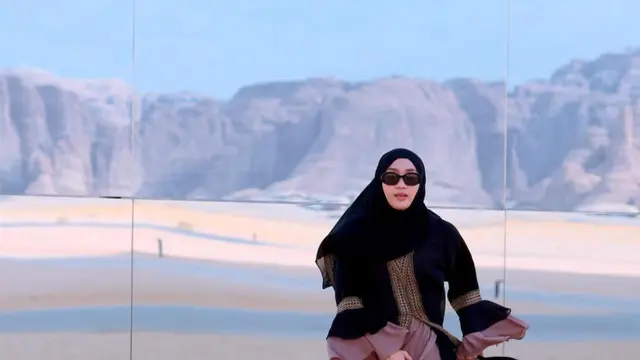 Potret Yeni Inka umroh sekalian jalan-jalan ke Al Ula. (credit: instagram.com/yeniinka)