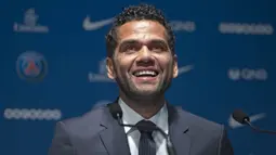 Mantan bek Juventus, Dani Alves, tertawa menjawan pertanyaan wartawan saat perkenalan dirinya sebagai pemain baru PSG di Stadion Parc des Princes, Paris, Rabu (12/7/2017). (EPA/Ian Langsdon)