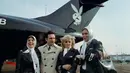 Pemilik Playboy Hugh Hefner berpose dengan beberapa wanita di depan pesawat jet pribadinya seri DC-9 terbaru pada Februari 1970. Hef mengaku telah meniduri lebih dari 1.000 perempuan hingga memutuskan berhenti ‘berpetualang’ di usia 86 tahun. (AP Photo)