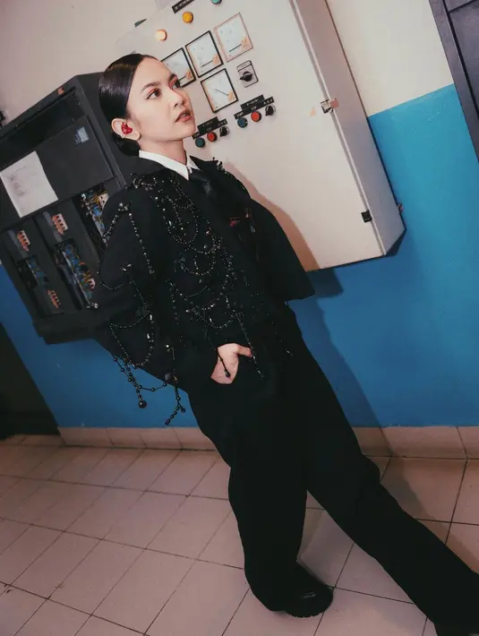 Mahalini beberapa kali tampil serba hitam yang tampak cocok dengan karakter wajahnya. [Instagram @mahaliniraharja]