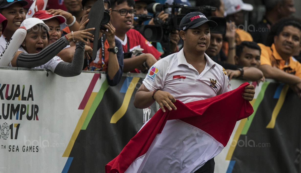 Pepanah Indonesia, Prima Wisnu, merayakan kemenangan saat final SEA Games cabang panahan nomor compound di National Sports Council, Kuala Lumpur, Rabu (16/8/2017). Dirinya meraih emas setelah mengalahkan Malaysia. (Bola.com/Vitalis Yogi Trisna)