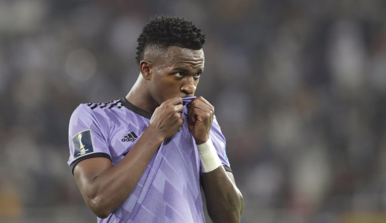 Pemain Real Madrid, Vinicius Jr melakukan selebrasi bersama rekannya setelah mencetak gol pertama timnya ke gawang Al Ahly pada laga semifinal Piala Dunia Antarklub 2022 yang berlangsung di Prince Moulay Abdellah Stadium, Rabat, Maroko, Kamis (09/02/2023) dini hari WIB. Vinicus tampil mengagumkan dengan mencetak satu gol, menyelesaikan 4 dari 11 dribelnya, tiga operan kunci, dan berperan dalam menambah kedudukan melalui tendangan penalti meski gagal dieksekusi oleh Luka Modric. (AP Photo/Manu Fernandez)