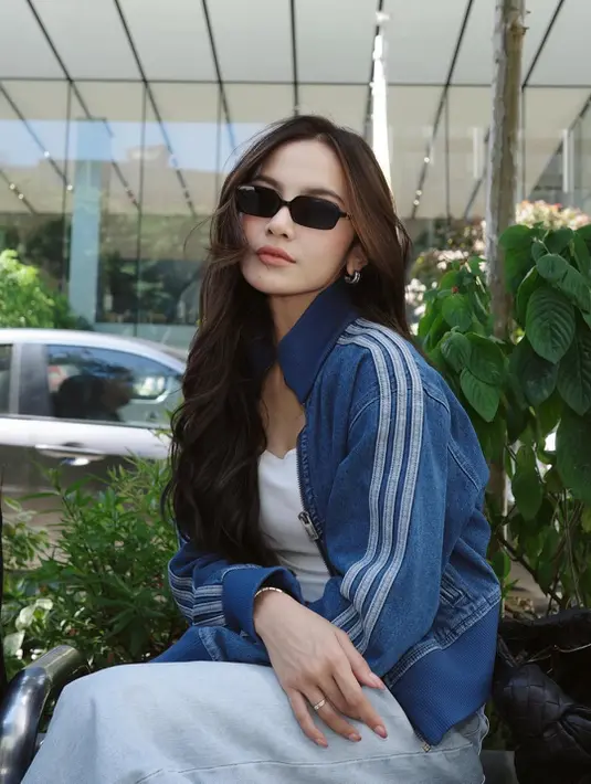 Kacamata ini dibanderol seharga $505 atau sekitar Rp8,2 juta, dan memberi sentuhan fierce nan sleek pada look-nya yang simpel—white tank top, jaket denim sporty dari Adidas, dan jeans high-waist.  [@mahaliniraharja].v
