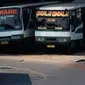 Bus Kopaja 612 jurusan Kampung Melayu-Ragunan menunggu penumpang di terminal Kampung Melayu, Jakarta, Rabu (7/10). Pemprov DKI berencana secara bertahap akan menghapus angkutan umum bus berukuran sedang di Ibukota. (Liputan6.com/Yoppy Renato)